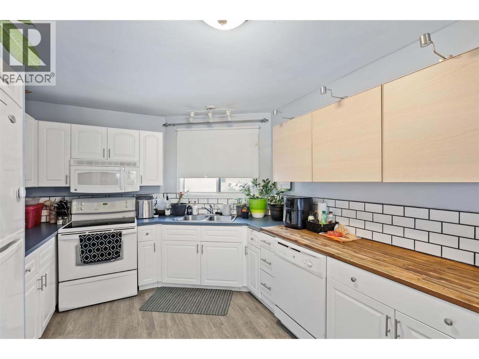 2667 YOUNG PLAZA, Interior REALTORS® — photo 5