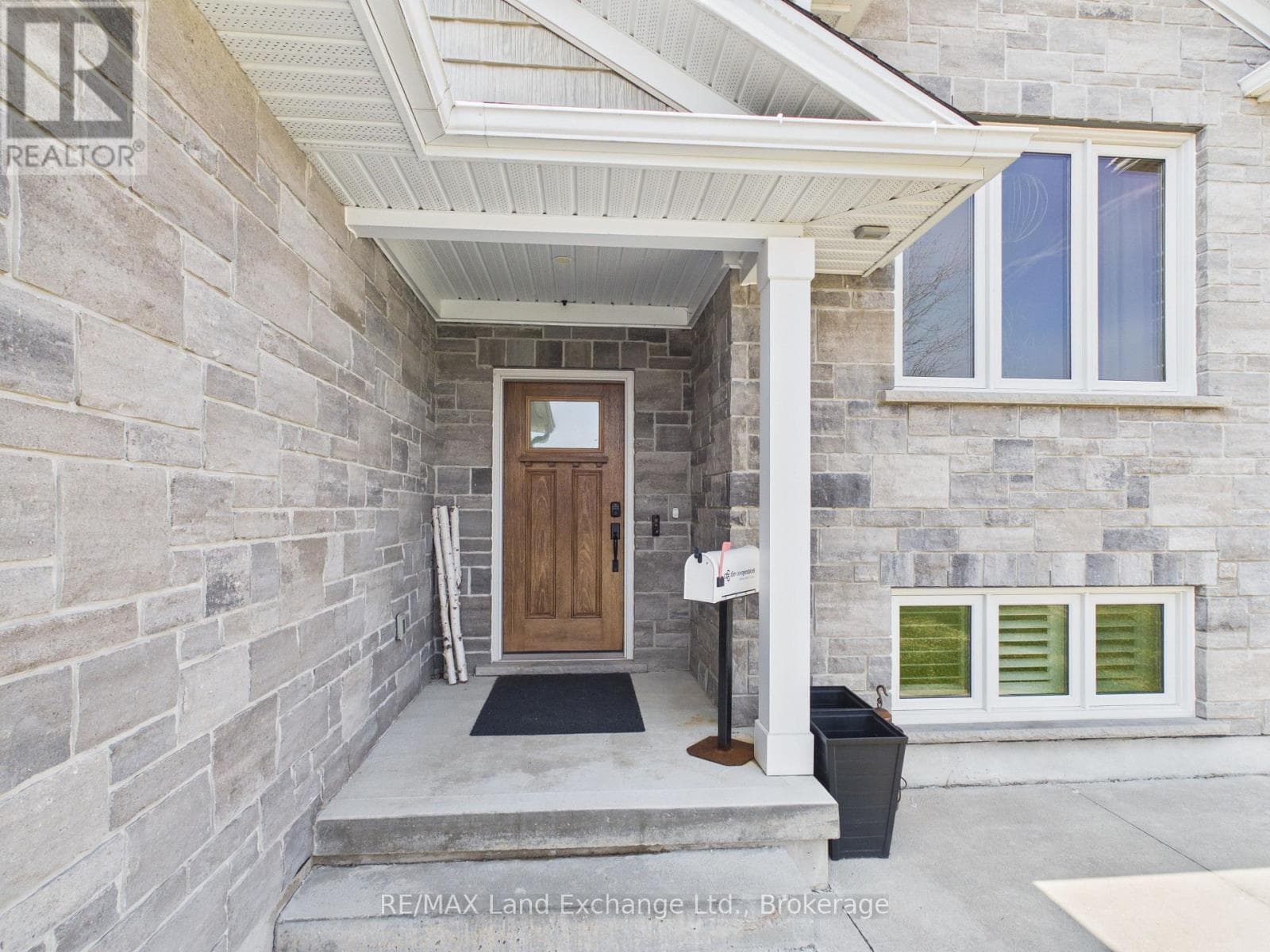 756 REYNOLDS DRIVE — photo 2