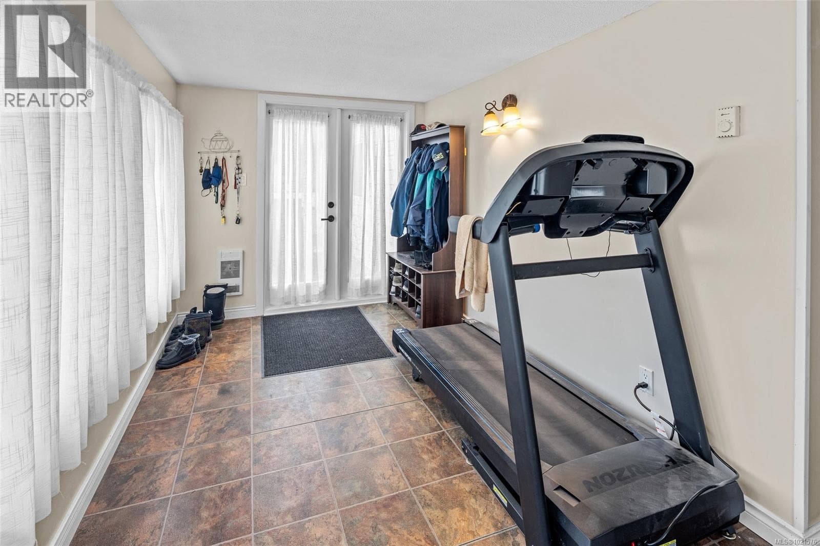 3 2607 Selwyn Rd, Victoria — photo 4