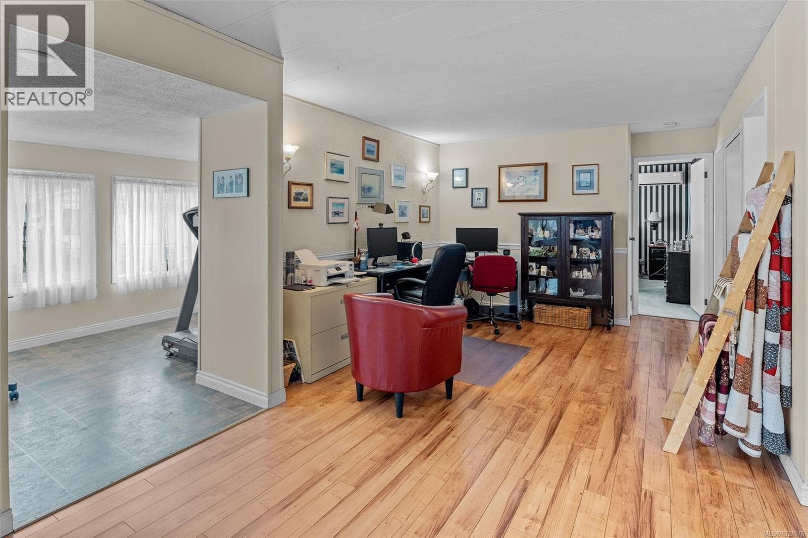 3 2607 Selwyn Rd, Victoria — photo 3