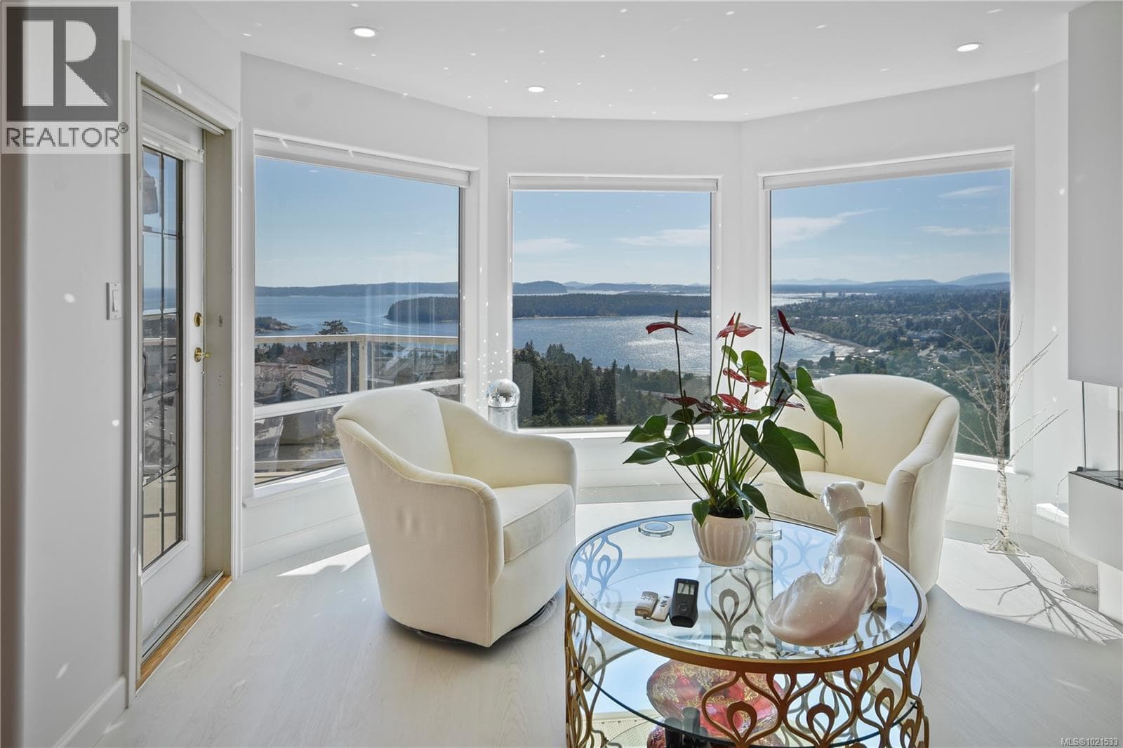 3359 EDGEWOOD DRIVE, Vancouver Island — photo 2