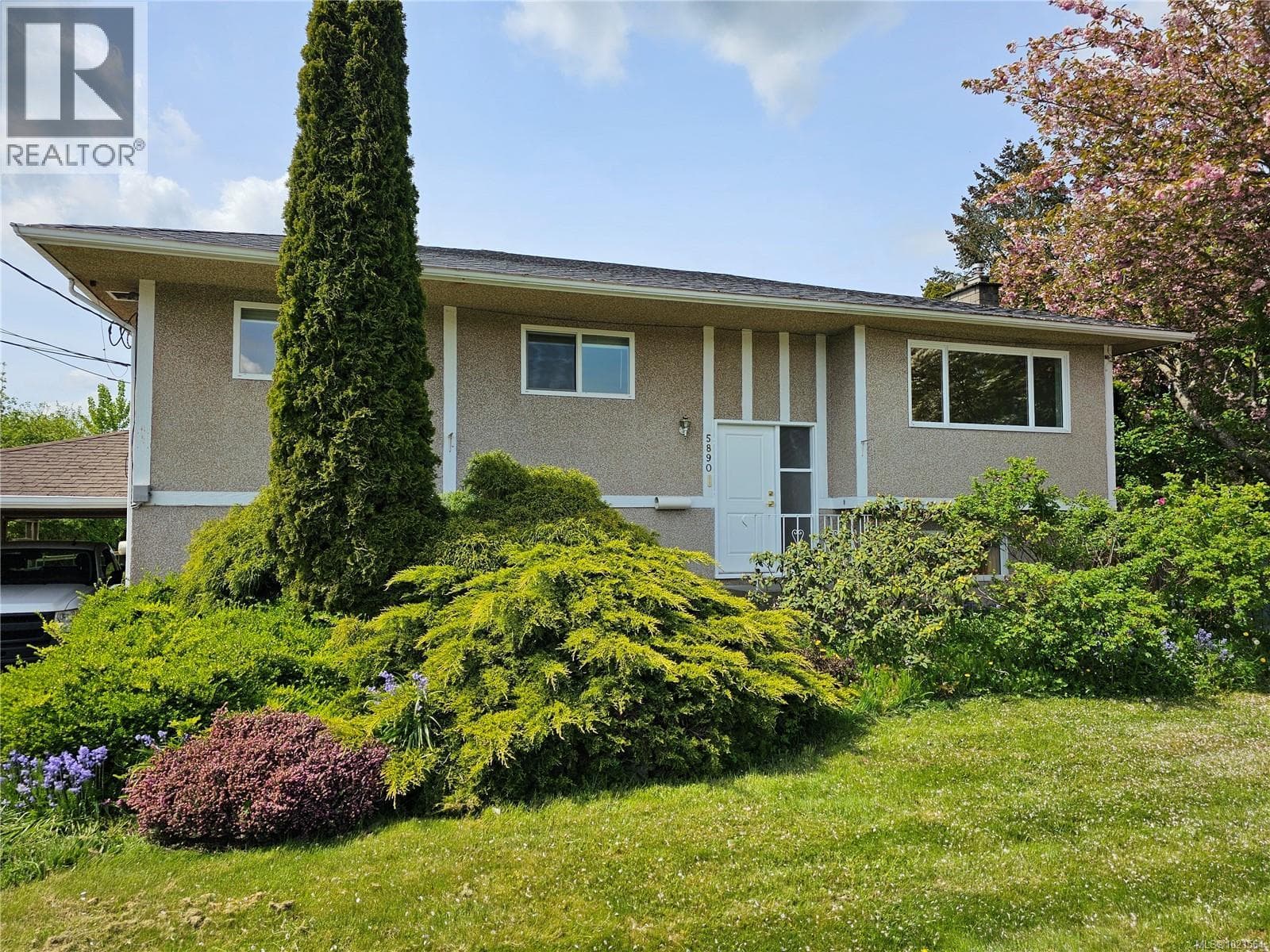 5890 CHESTERFIELD AVENUE, Victoria — photo 2