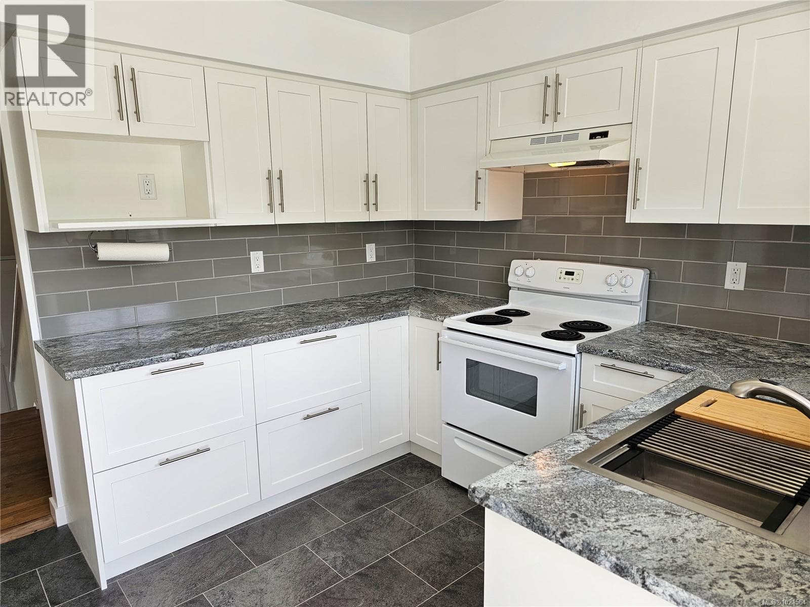 5890 CHESTERFIELD AVENUE, Victoria — photo 3