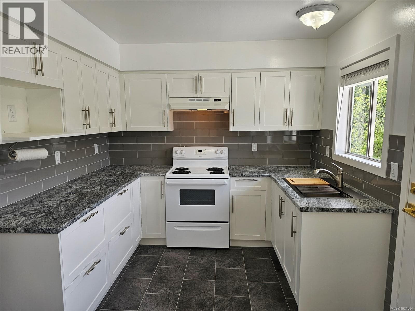 5890 CHESTERFIELD AVENUE, Victoria — photo 4