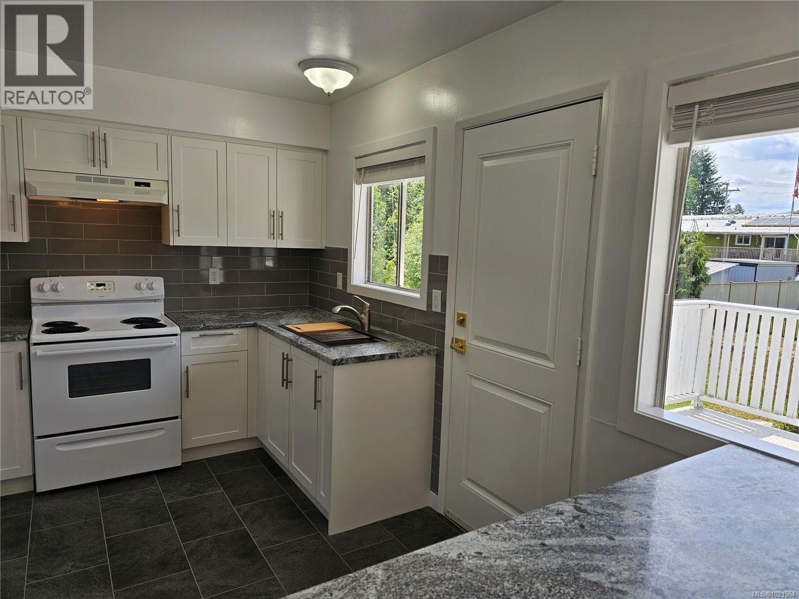 5890 CHESTERFIELD AVENUE, Victoria — photo 5