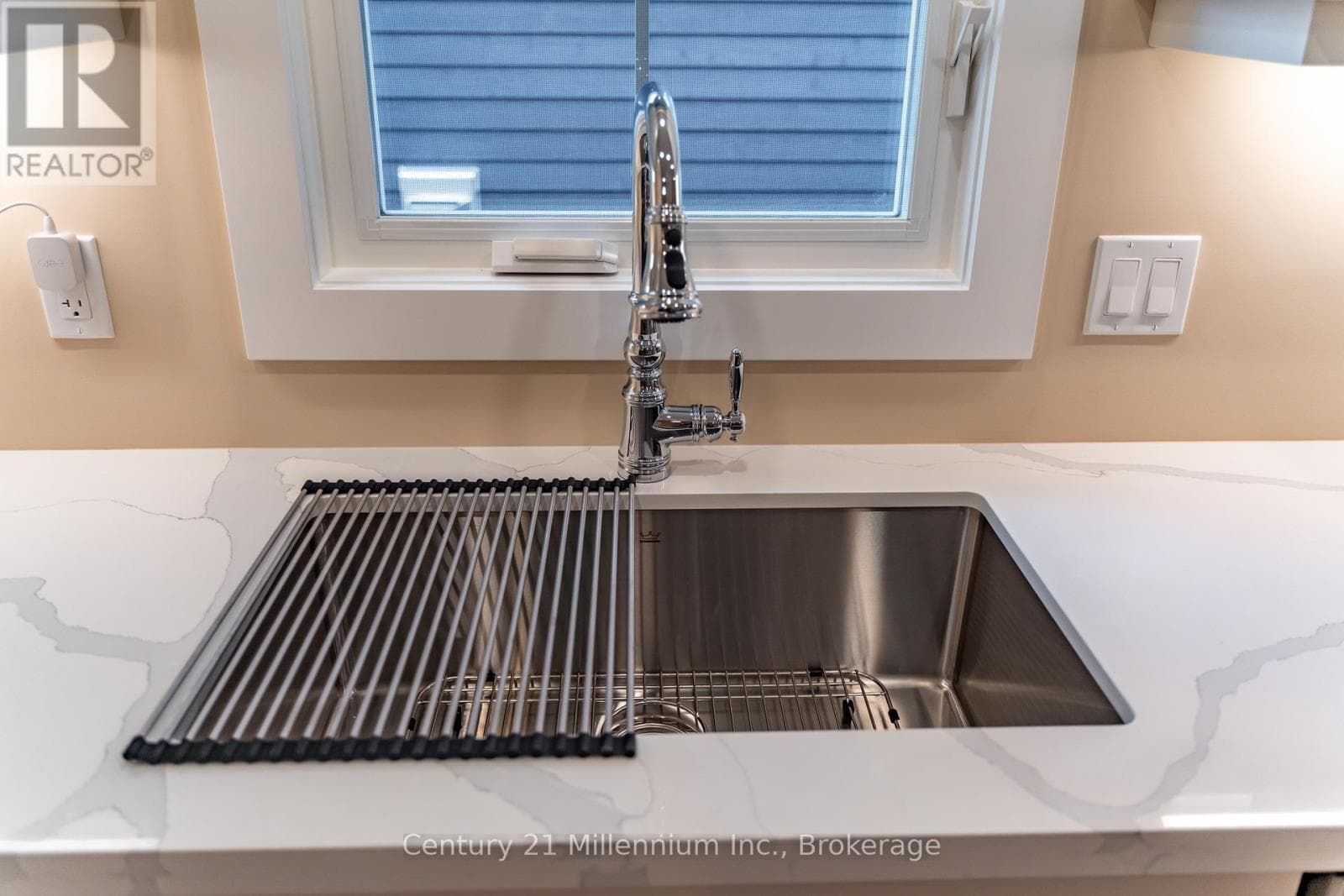 11 GRENVILLE STREET NORTH, OnePoint — photo 4