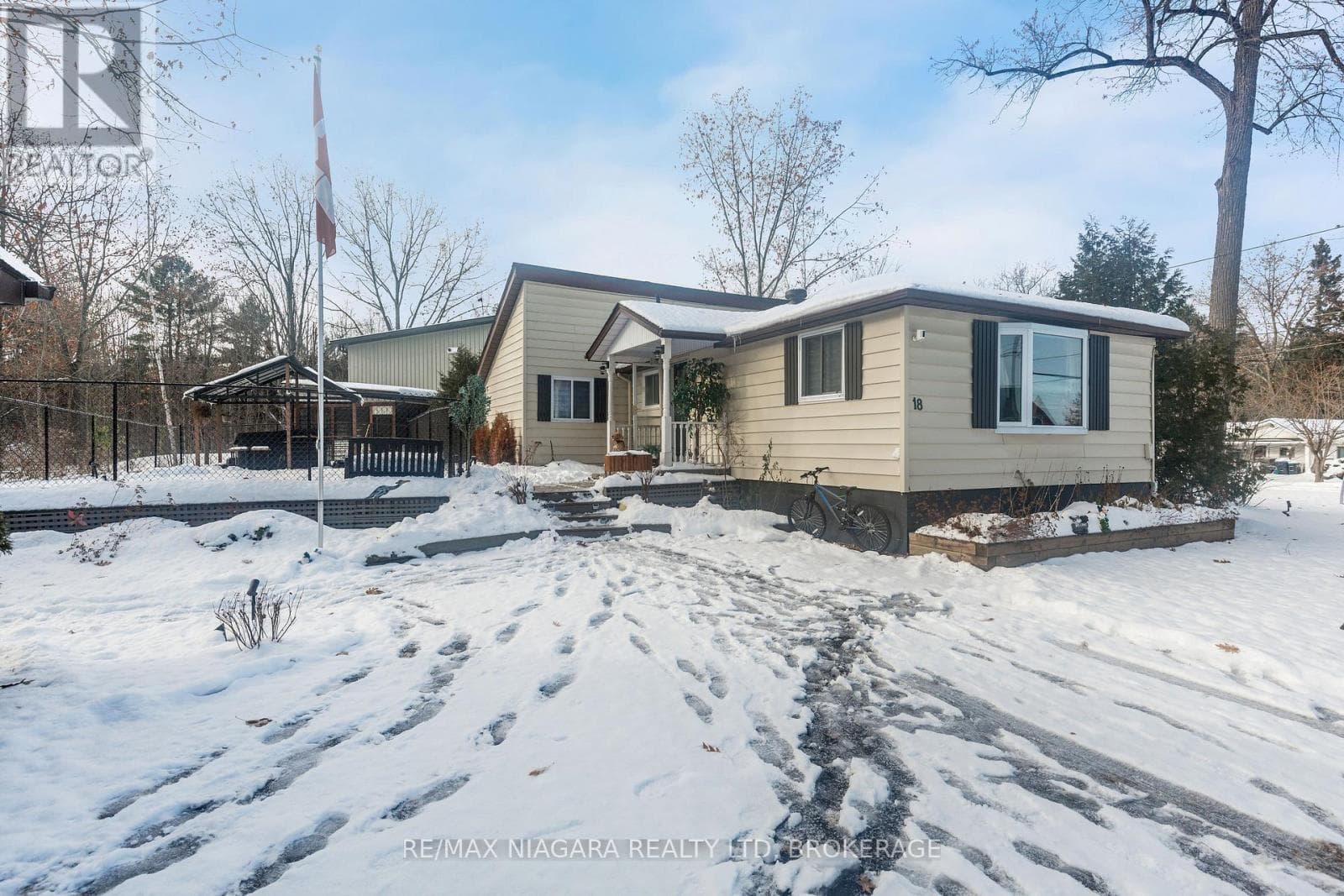 18 SALLOWS DRIVE — photo 3