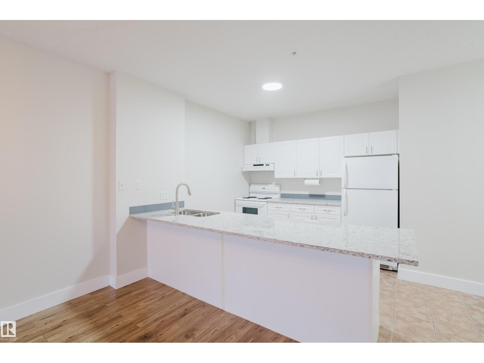 #506 9919 105 ST NW, Edmonton — photo 4