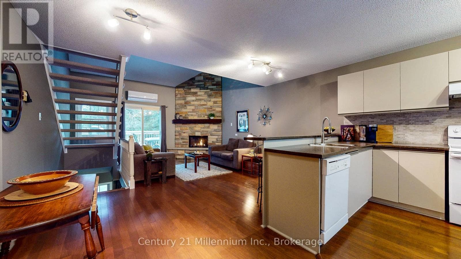 124 - 150 VICTORIA STREET S, OnePoint — photo 2