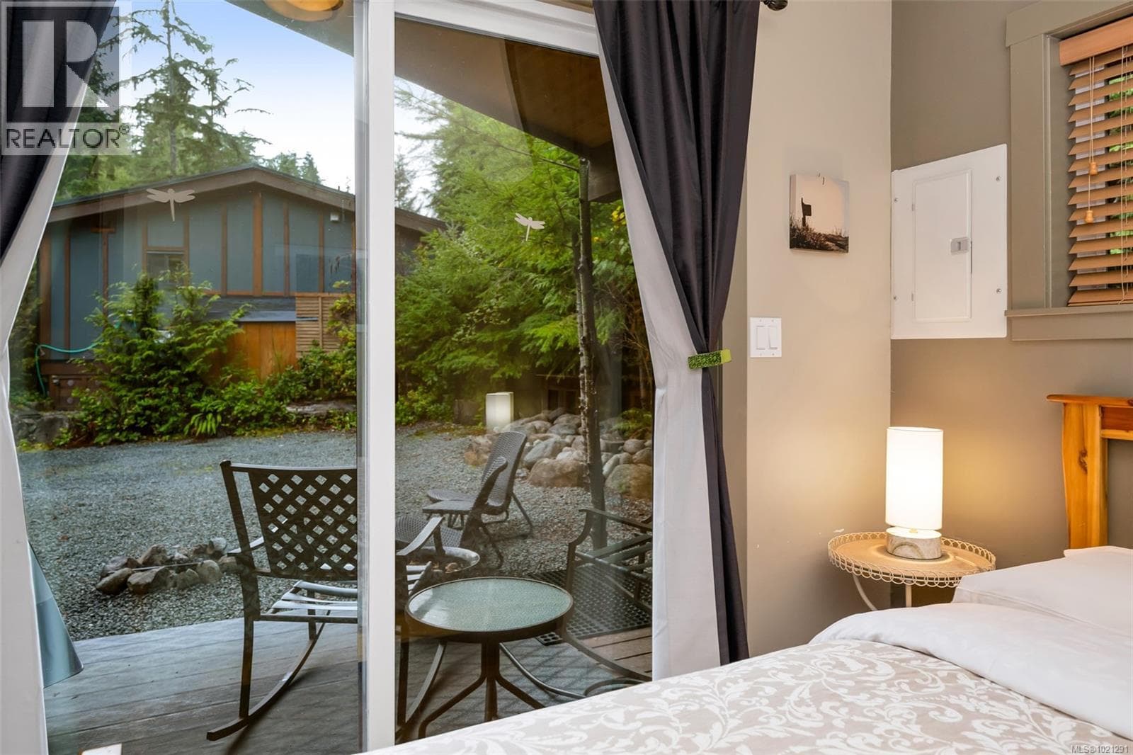 10 6574 Baird Rd, Victoria — photo 2