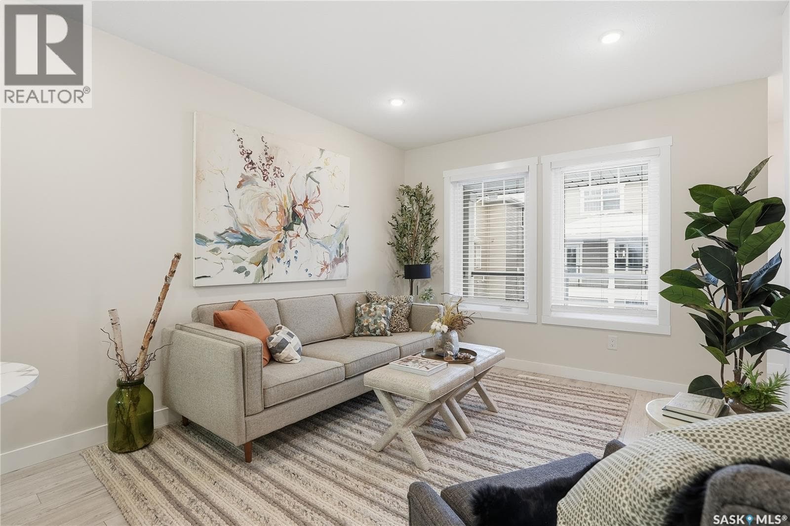 210 315 DICKSON CRESCENT — photo 4