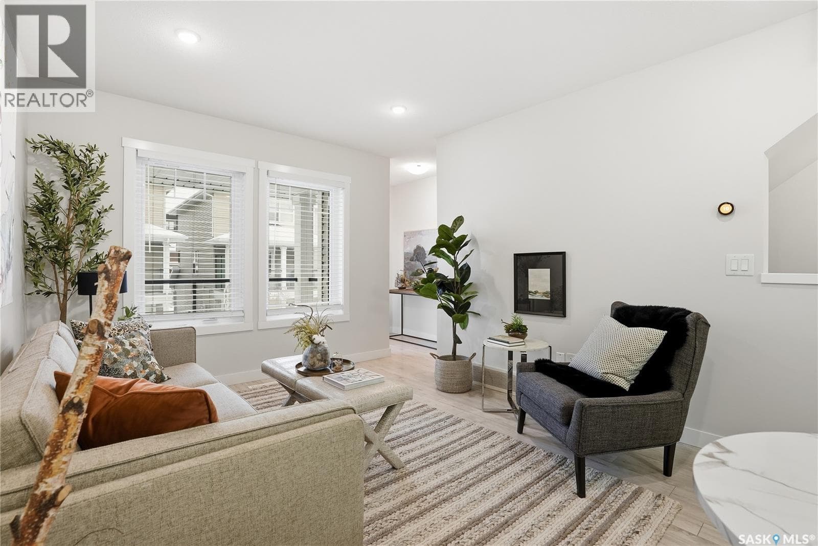 210 315 DICKSON CRESCENT — photo 5