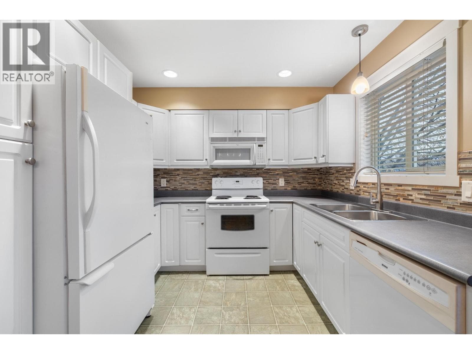 6 124 MILLS ROAD, Interior REALTORS® — photo 3