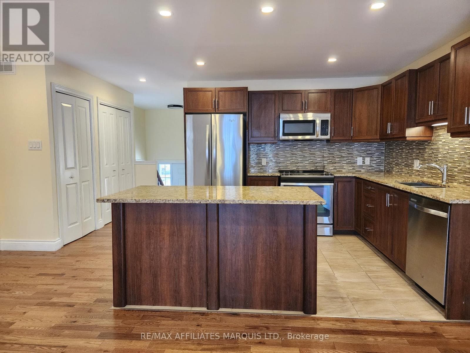 70 FORESTDALE CRESCENT — photo 2