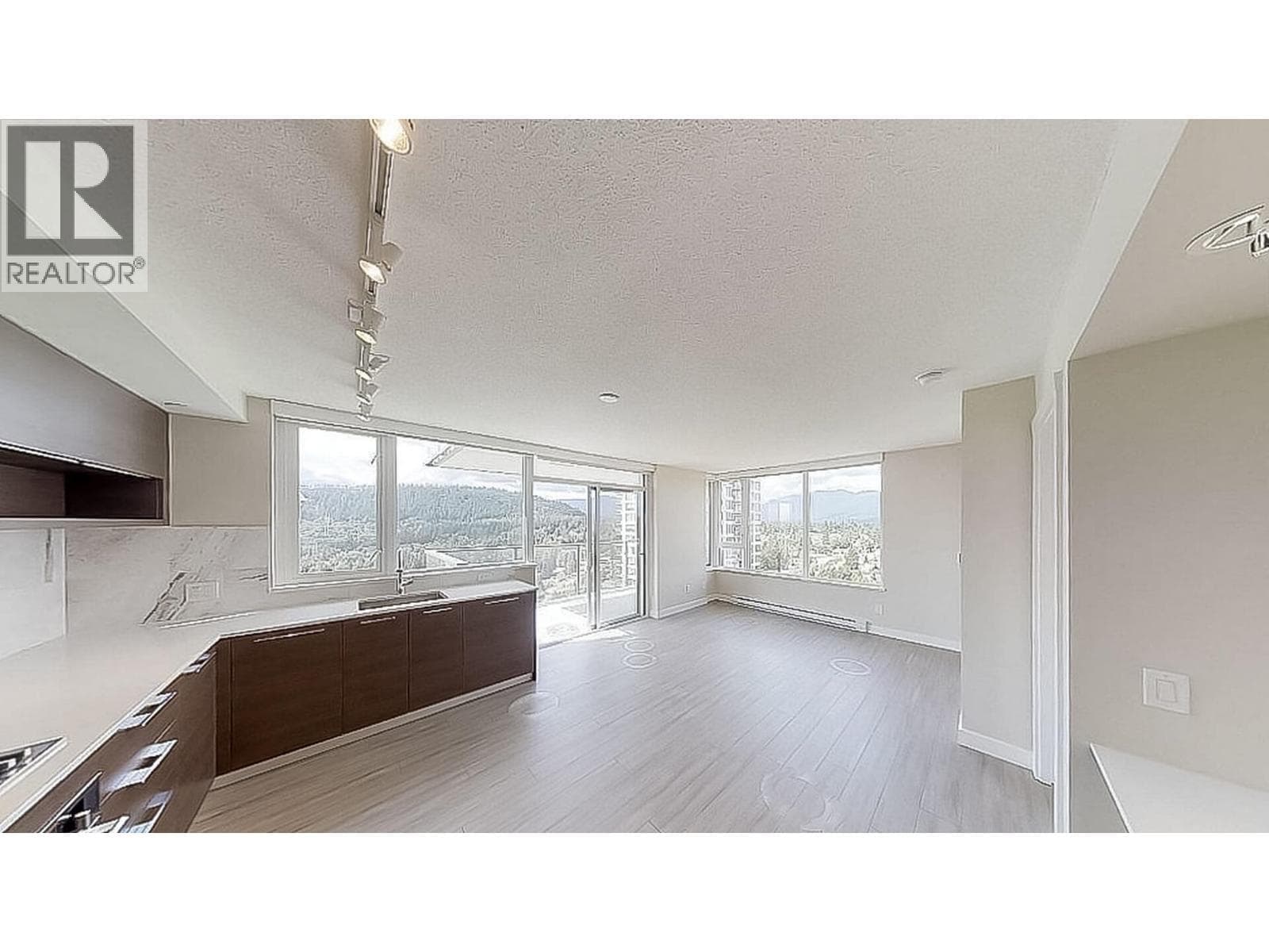 2304 570 EMERSON STREET — photo 4