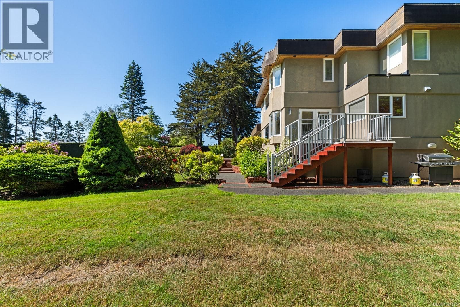 5605 PARKER AVENUE, Victoria — photo 3