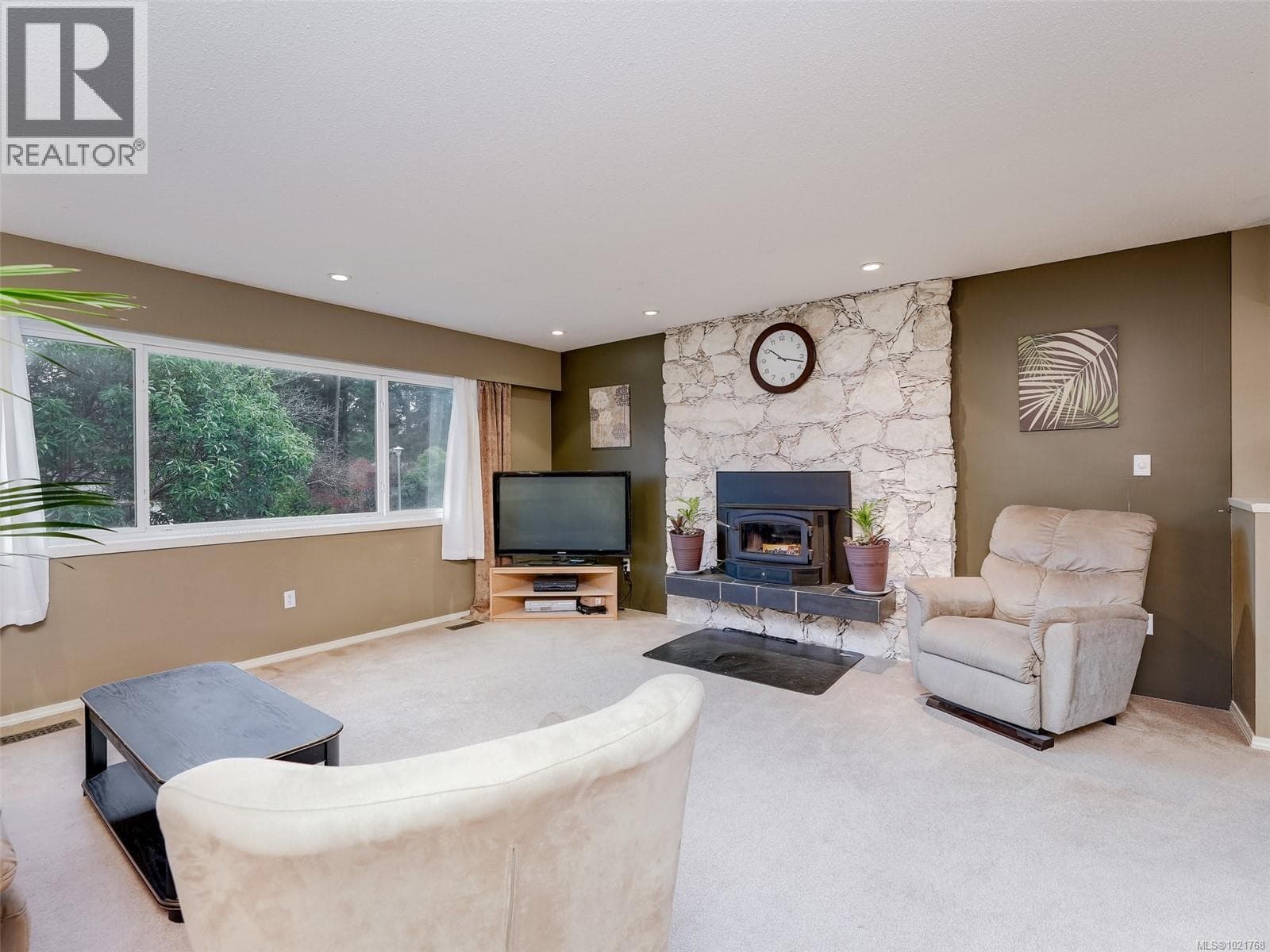 1018 Damelart Way, Victoria — photo 2