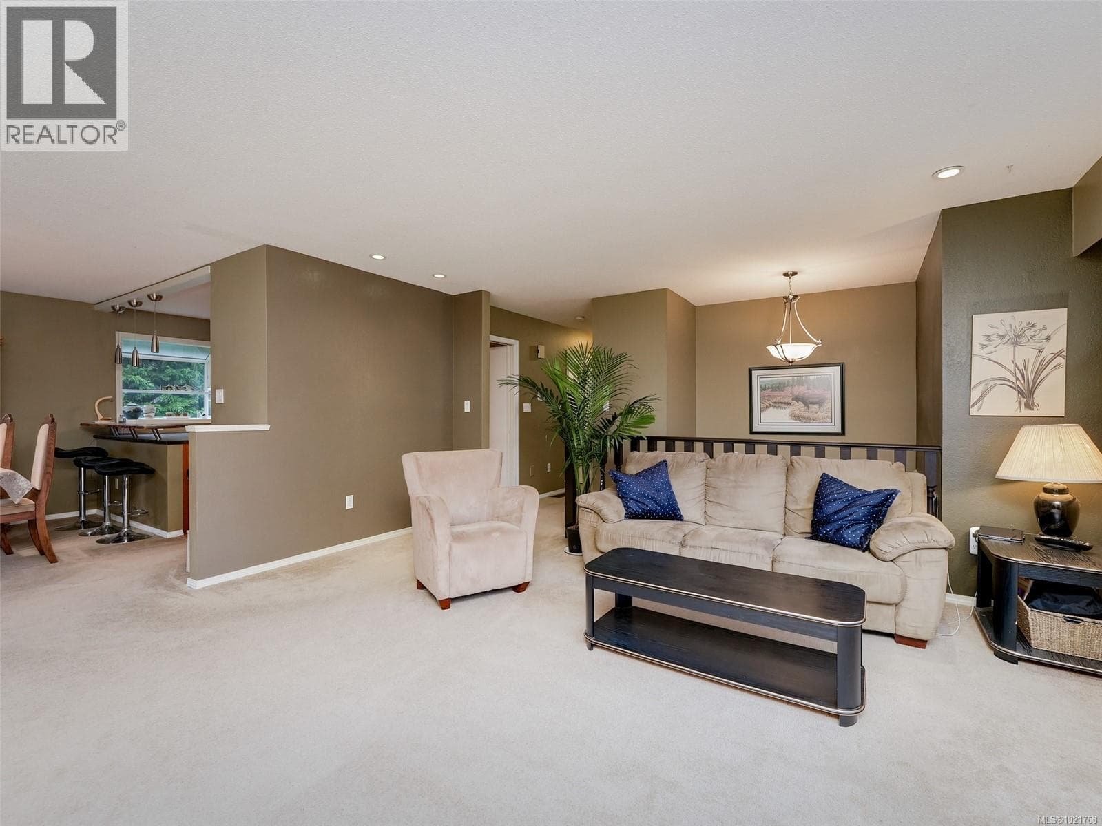 1018 Damelart Way, Victoria — photo 3