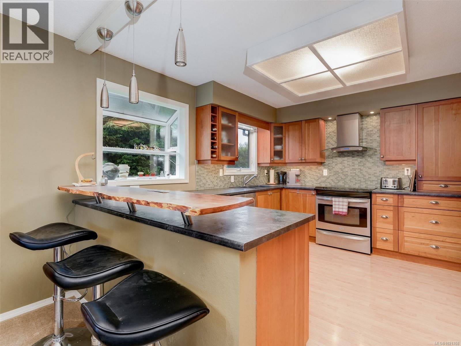 1018 Damelart Way, Victoria — photo 5