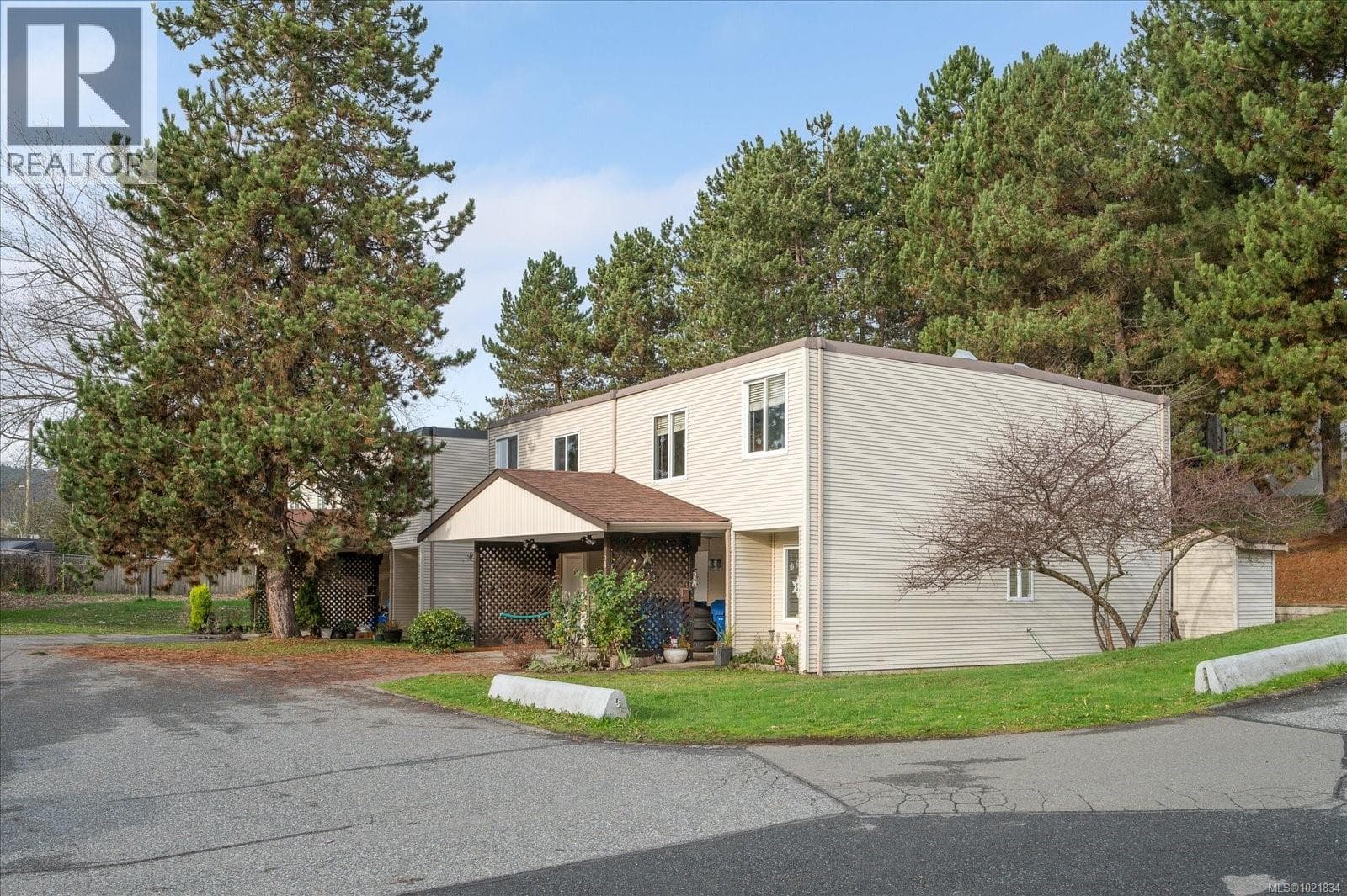 54 444 Bruce Ave in Harewood