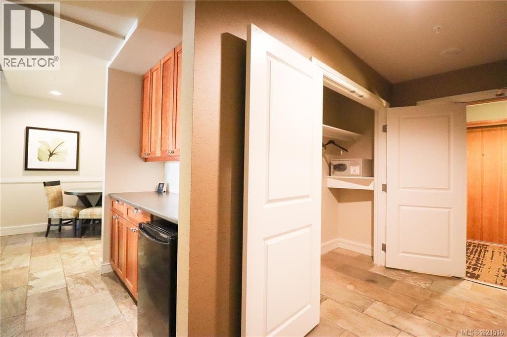 306-308A&B 1376 Lynburne Pl, Victoria — photo 3