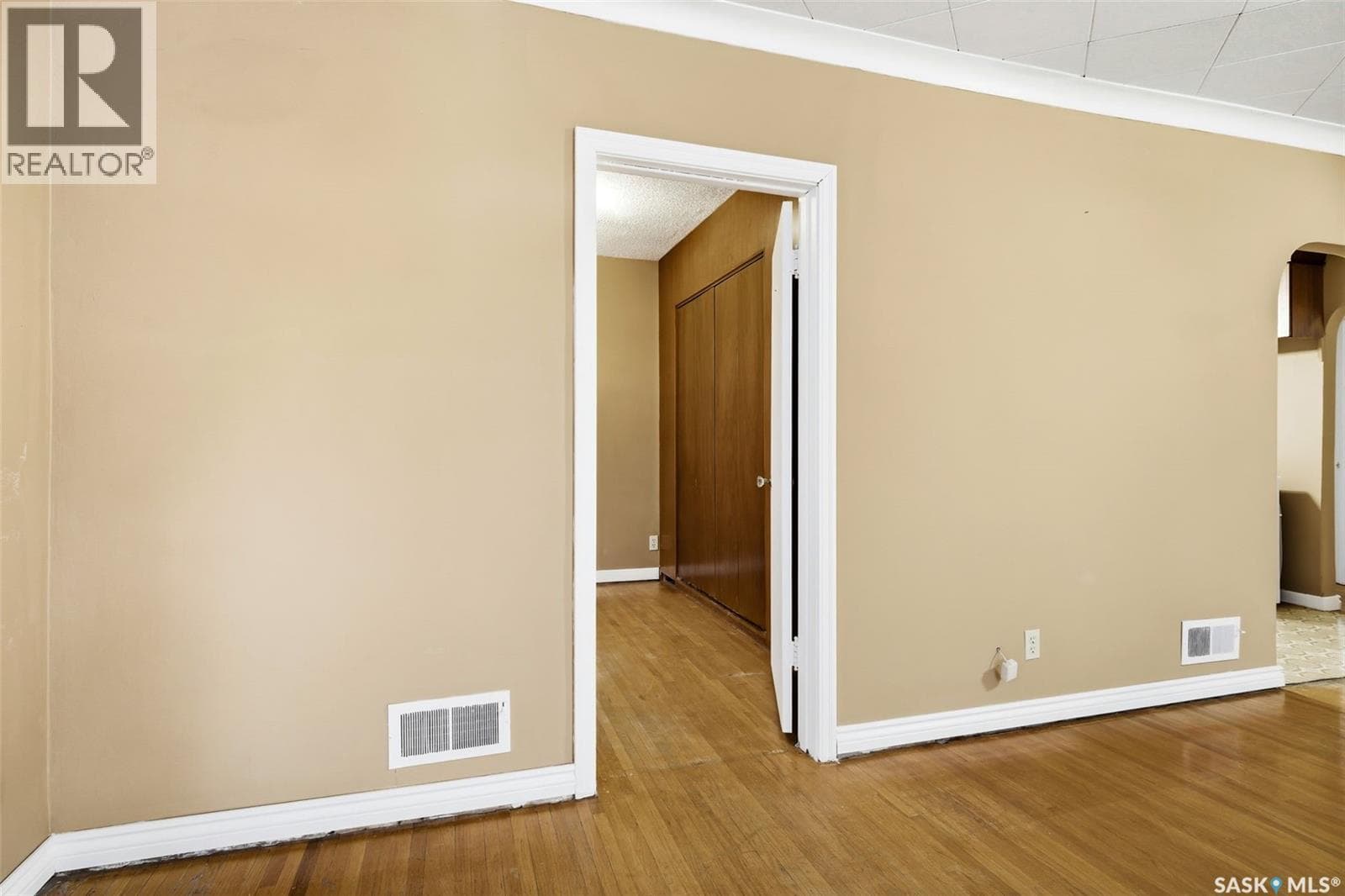 940 ELPHINSTONE STREET — photo 5