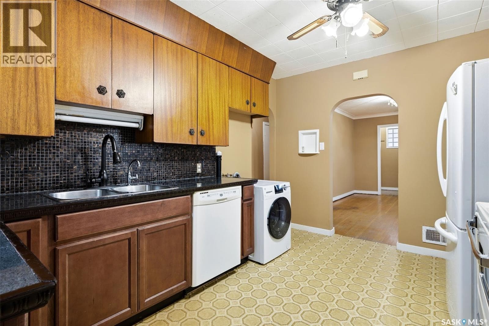940 ELPHINSTONE STREET — photo 3
