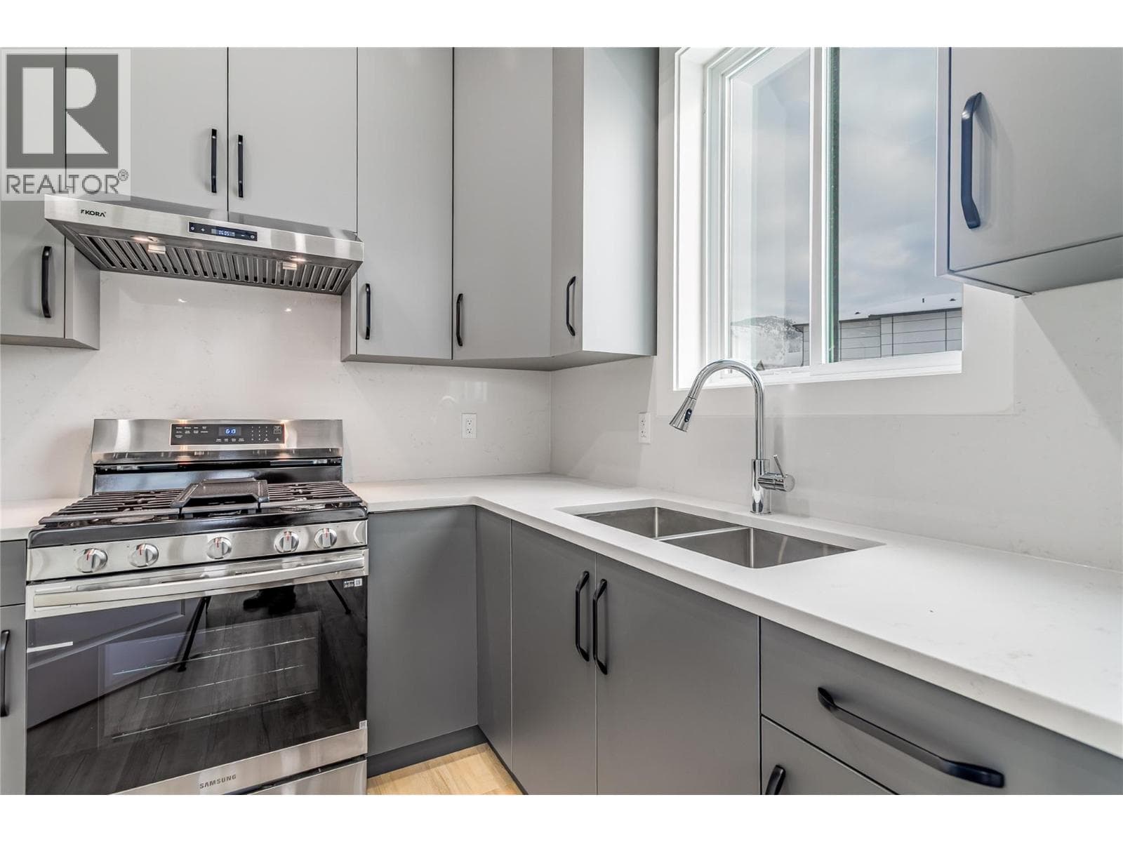 1136 HUME AVENUE, Interior REALTORS® — photo 2