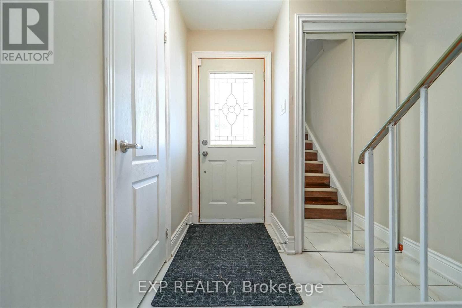 7 HOLLYHEDGE COURT — photo 3