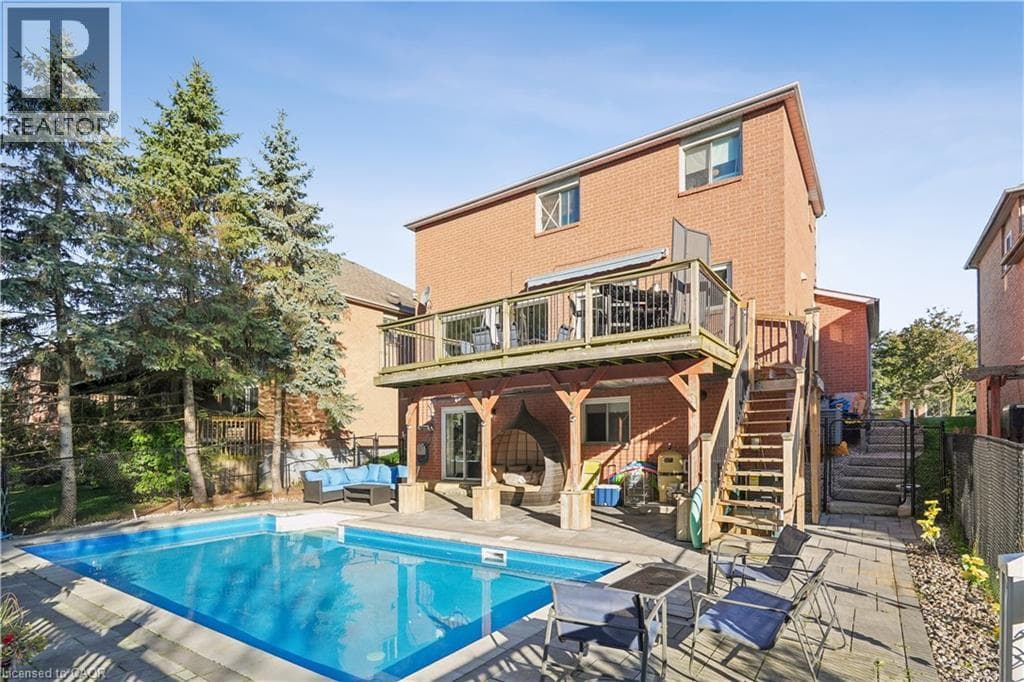 7 BIRCHWAY Place in 