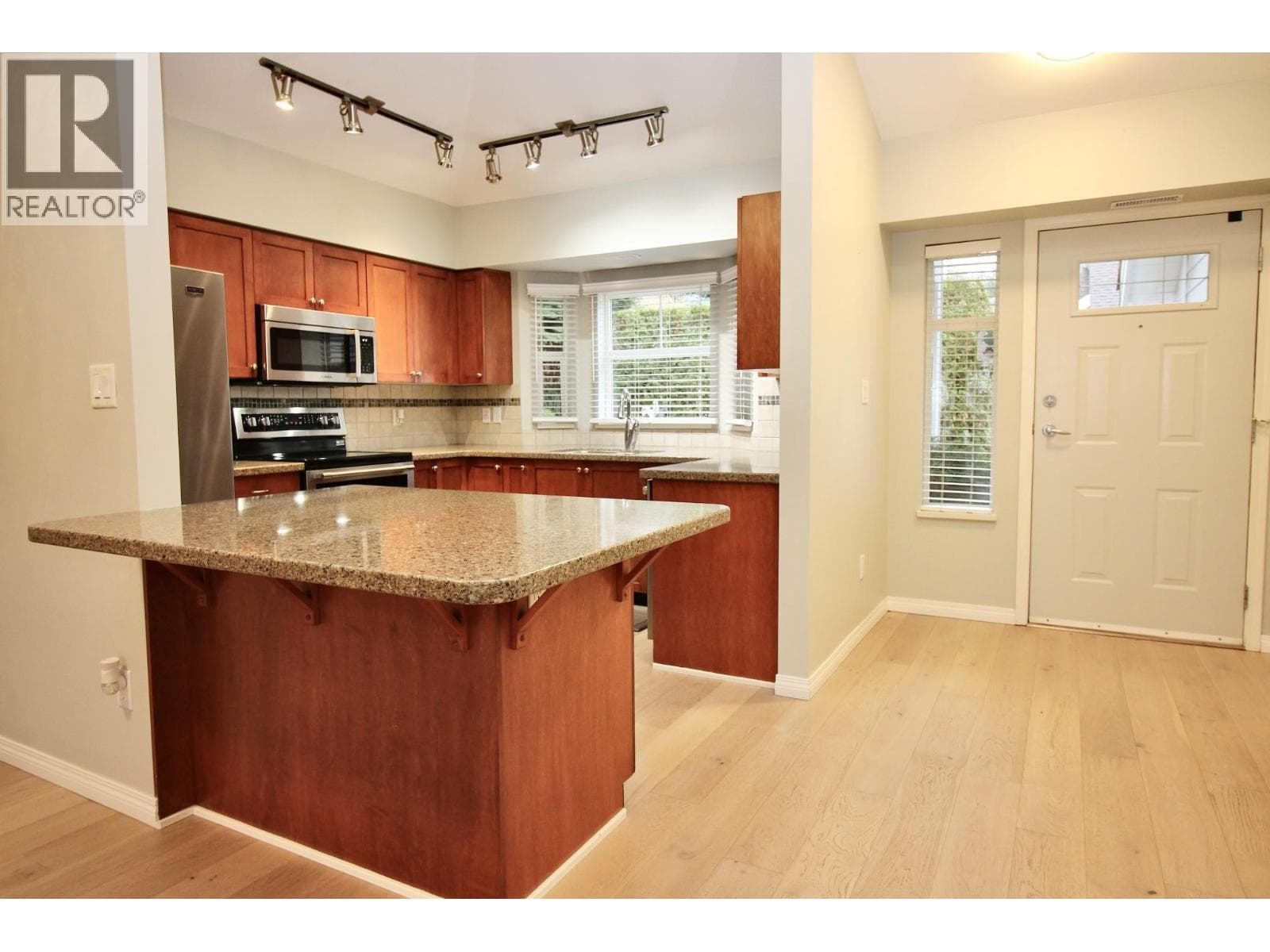 28 1853 PARKVIEW CRESCENT, Interior REALTORS® — photo 3
