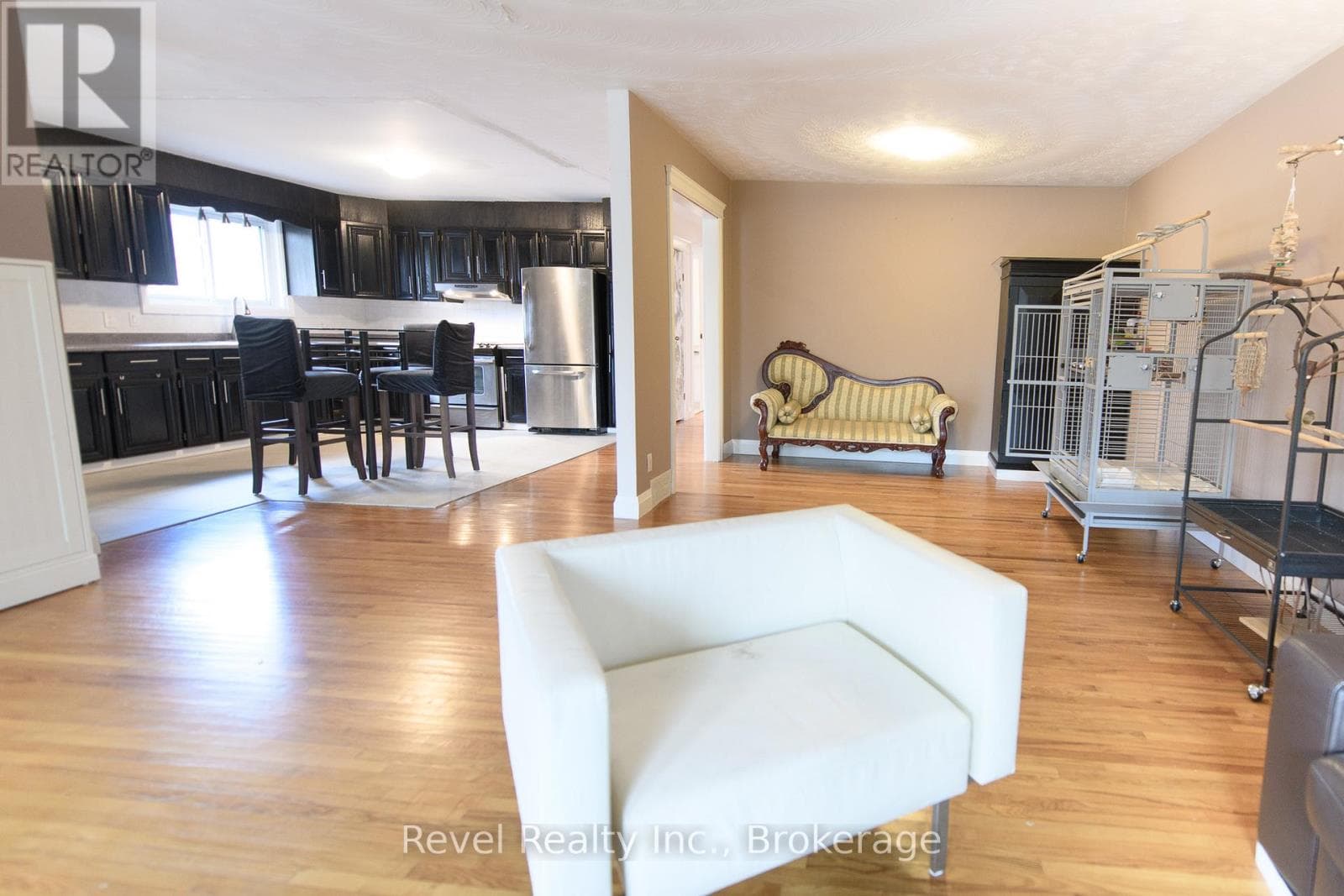 4 TESKEY COURT — photo 2