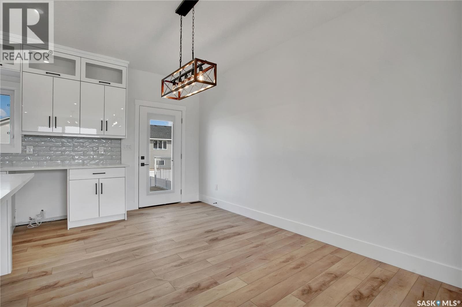 812 WOODS CRESCENT — photo 5