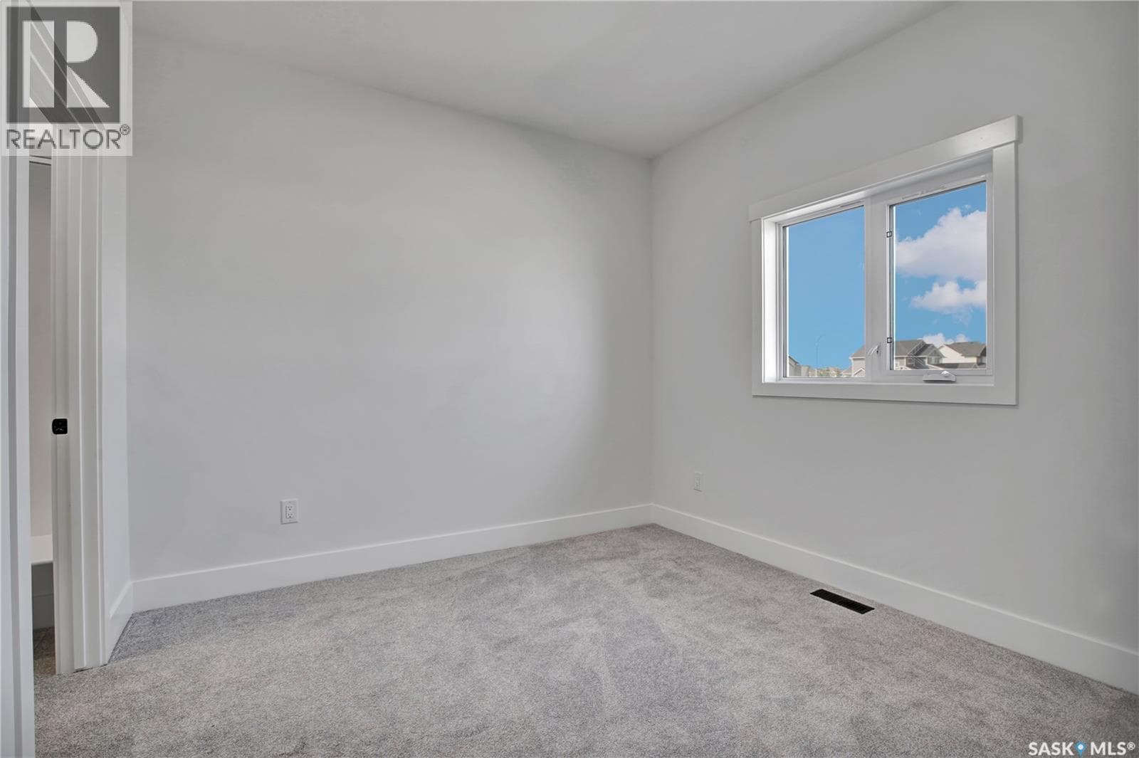 812 WOODS CRESCENT — photo 2