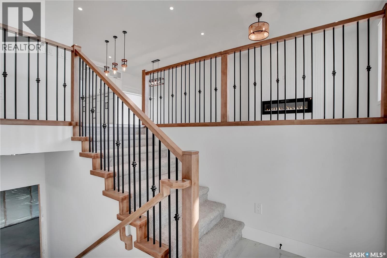 812 WOODS CRESCENT — photo 3