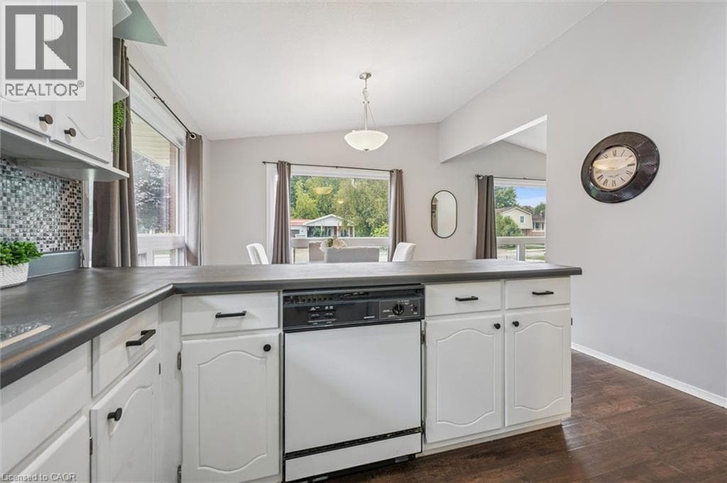 635 RAGLAN STREET in