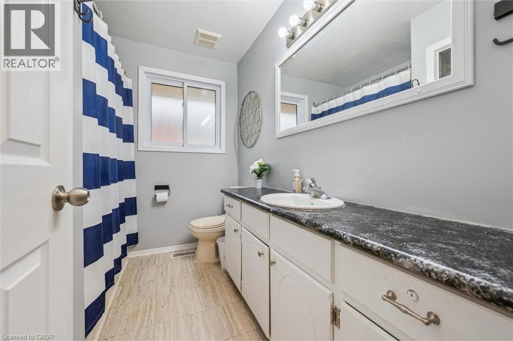635 RAGLAN STREET — photo 2