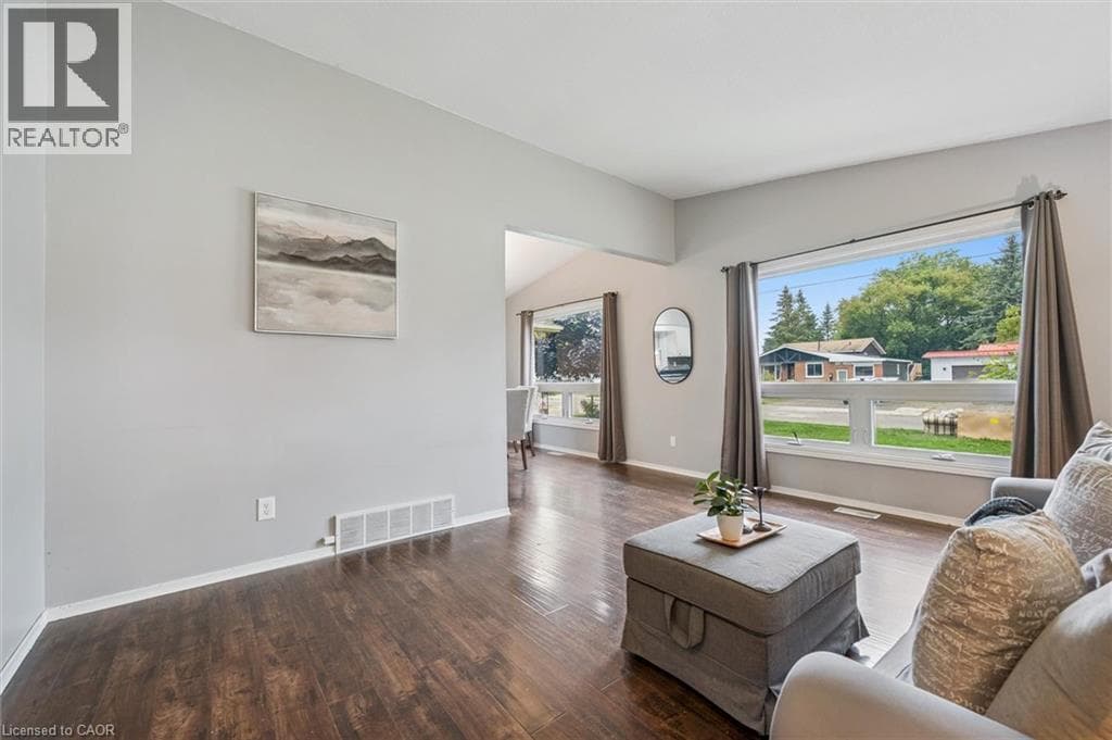 635 RAGLAN STREET — photo 4