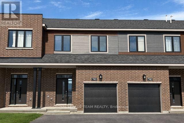 742 FAIRLINE ROW in STITTSVILLE EAST