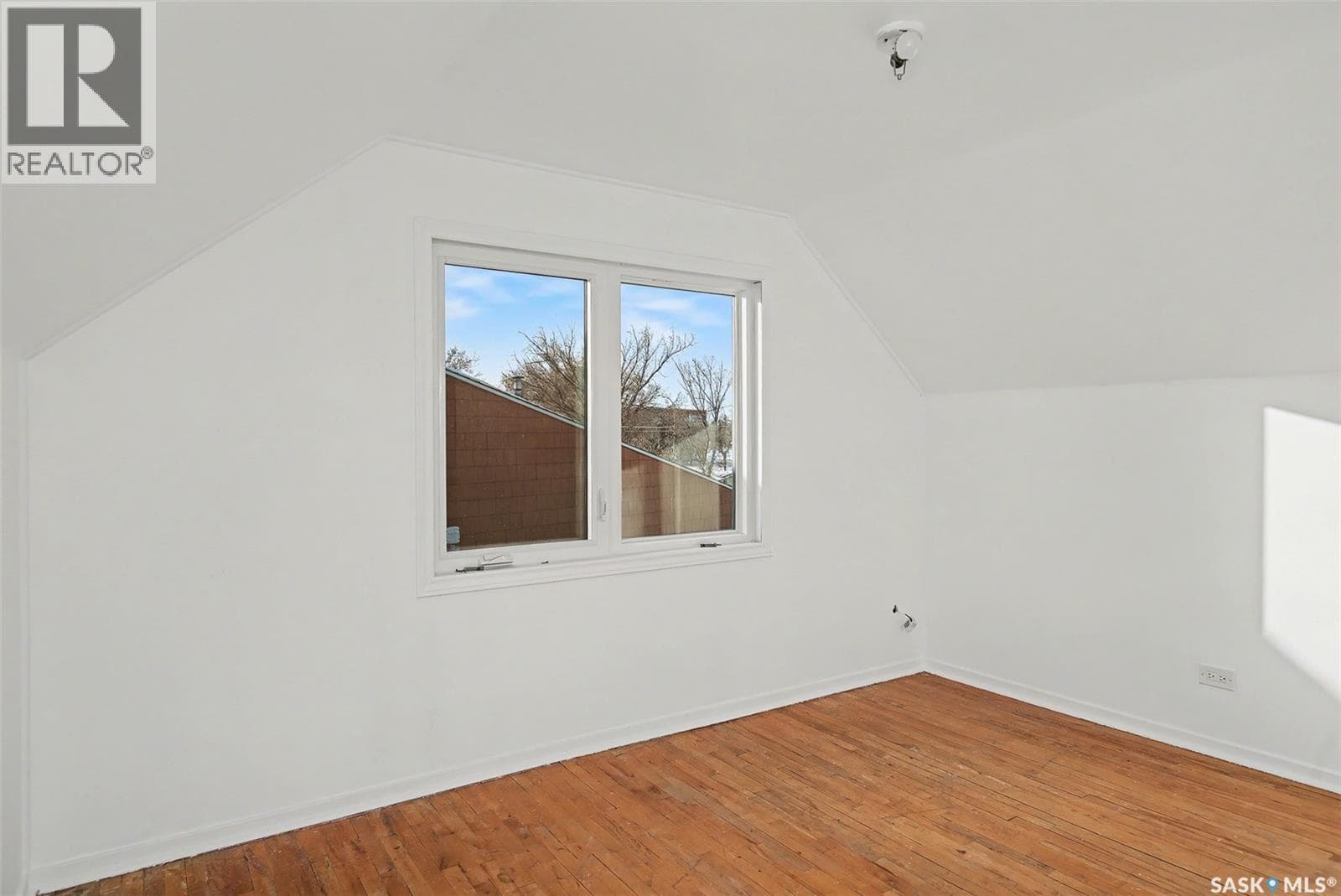22 ELIZABETH CRESCENT — photo 4