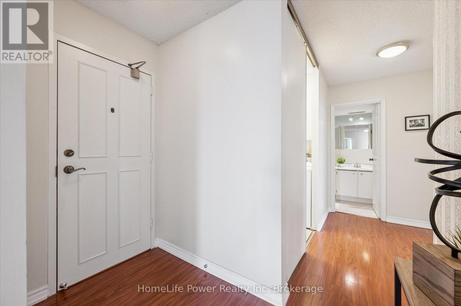 711 - 19 WOODLAWN ROAD E — photo 5