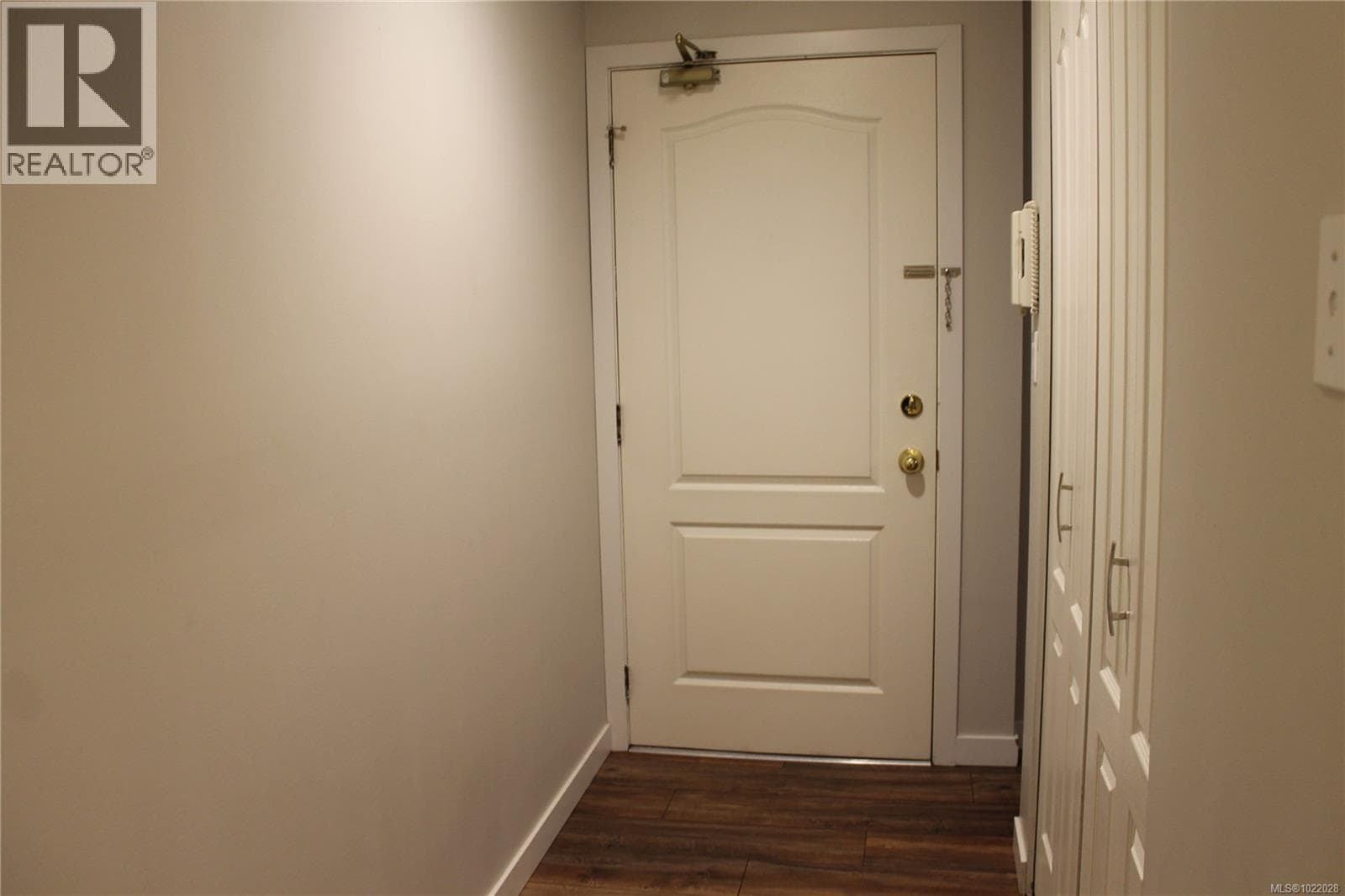 203 300 Bundock Ave — photo 2