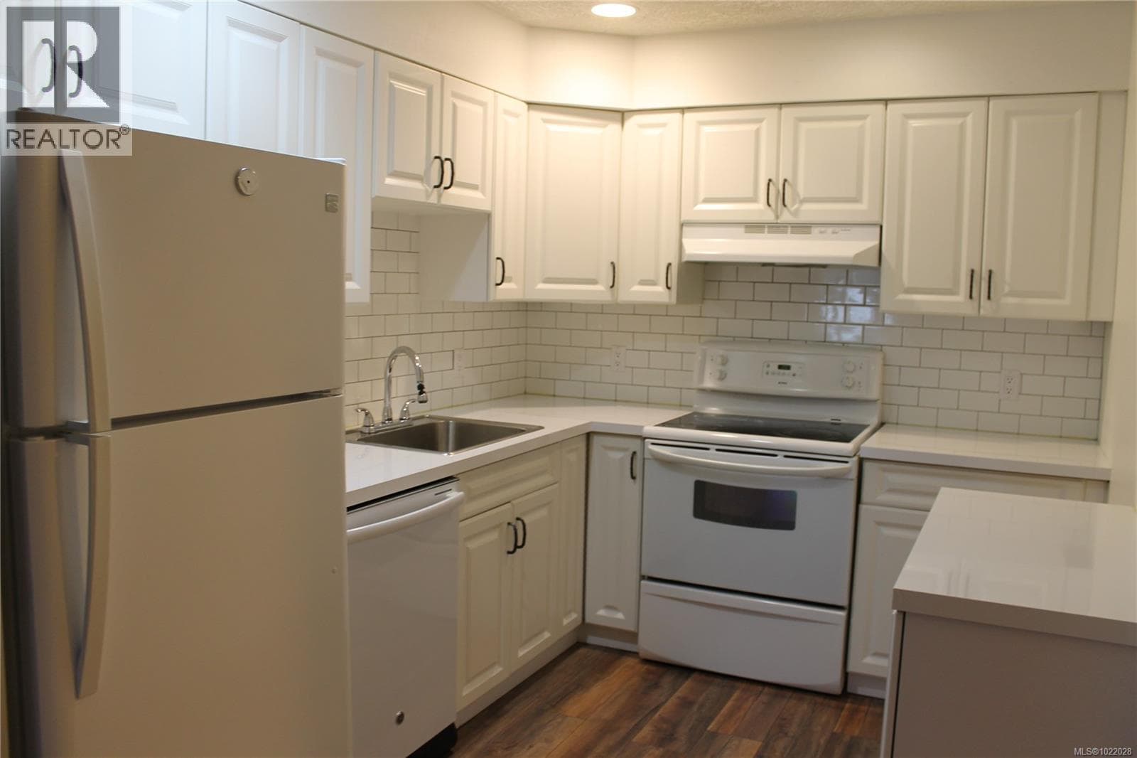 203 300 Bundock Ave — photo 3
