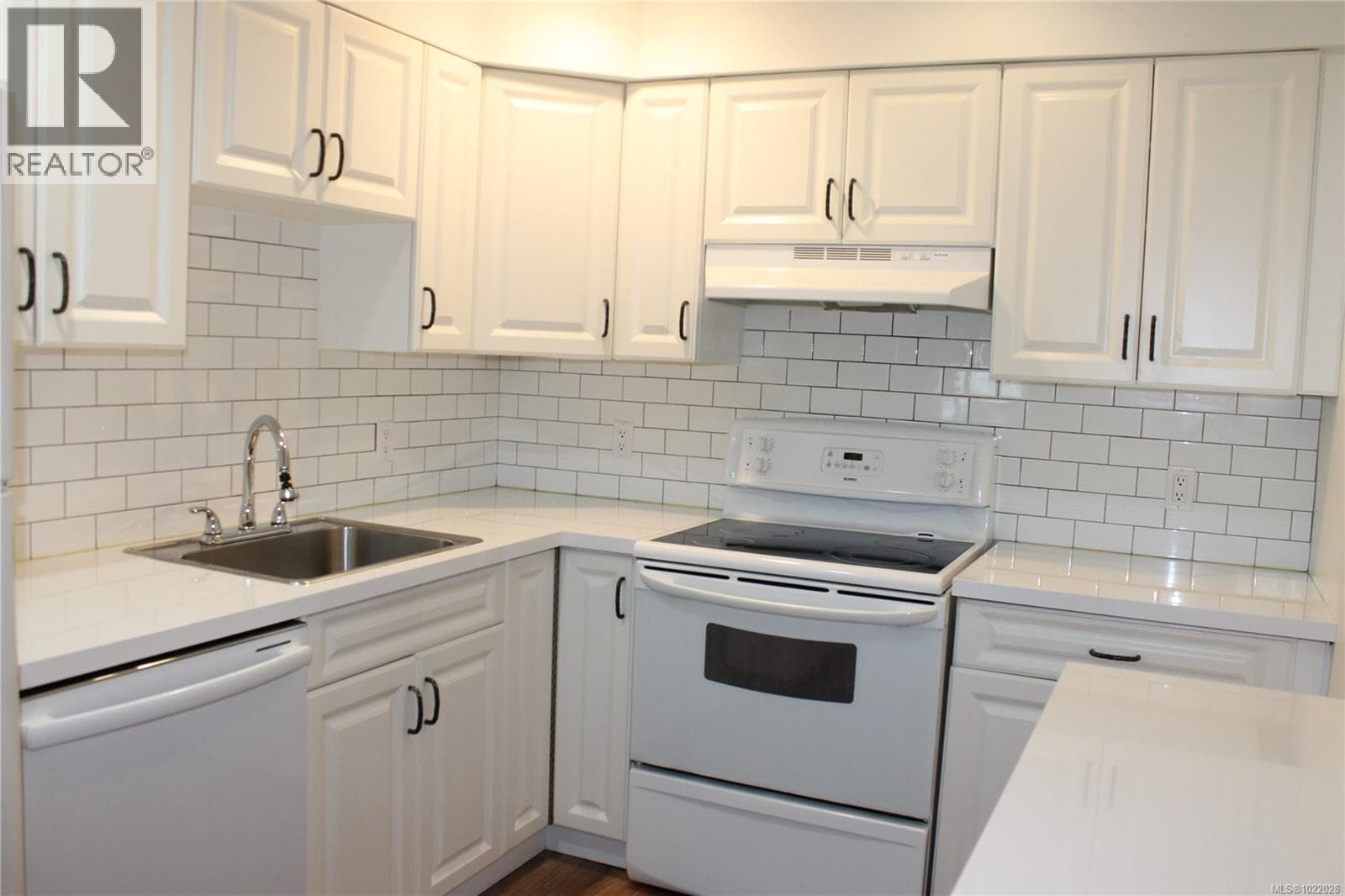 203 300 Bundock Ave — photo 4