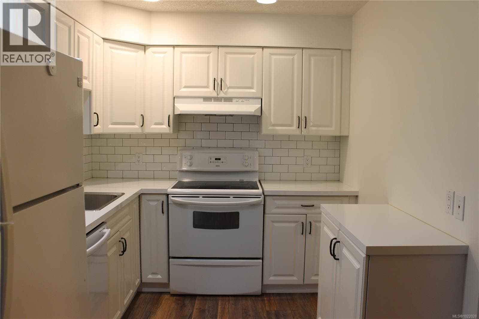 203 300 Bundock Ave — photo 5