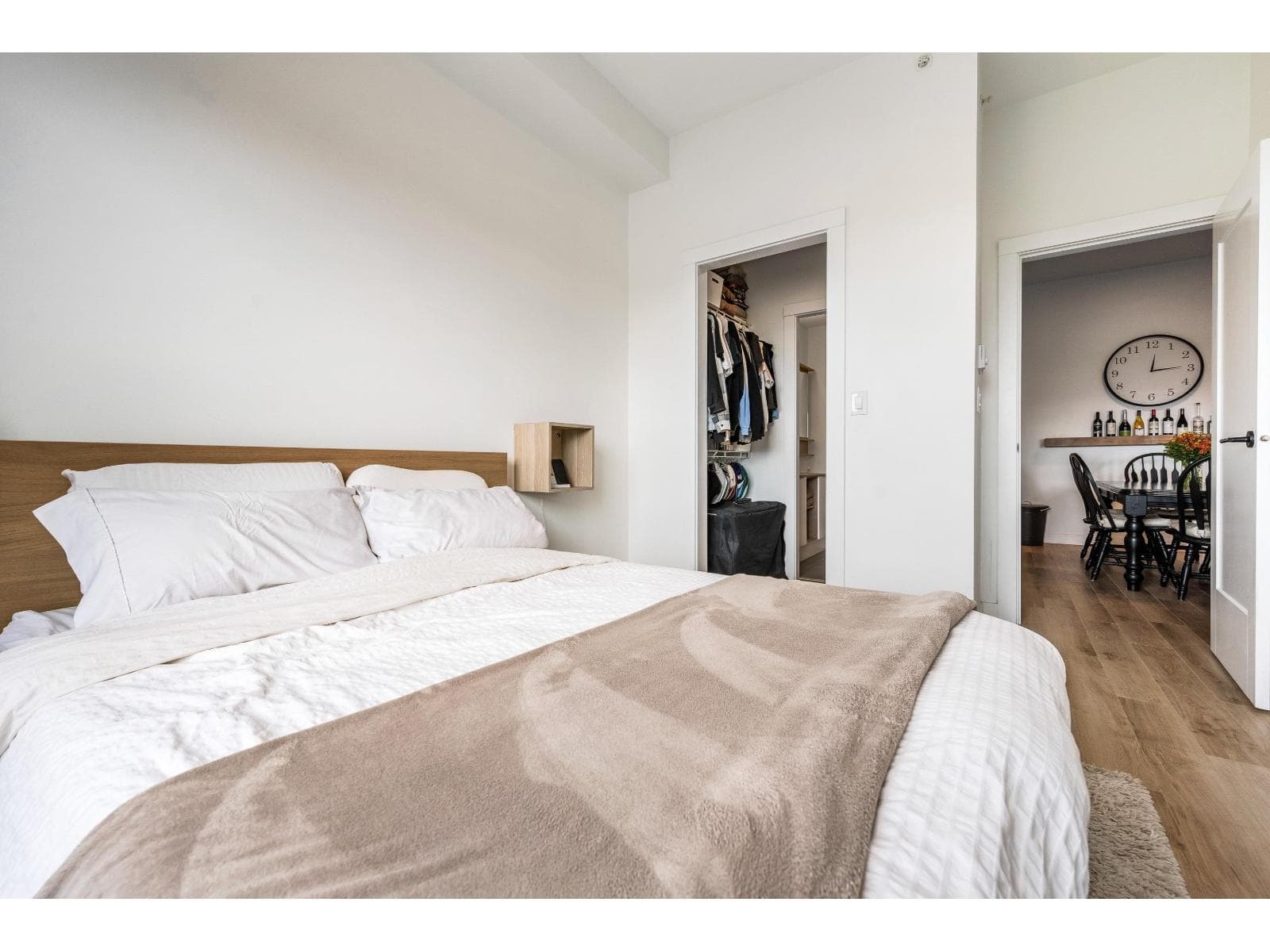 519 2493 MONTROSE AVENUE in Historic Downtown