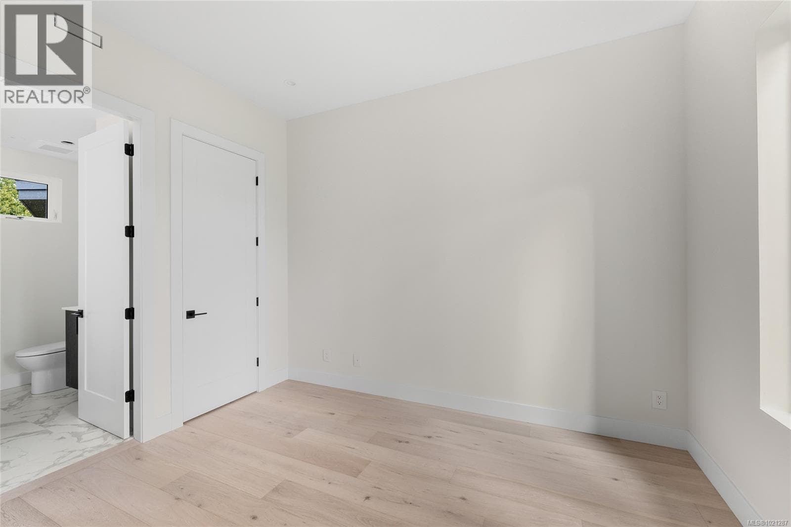 2293 Adela Pl, Victoria — photo 4