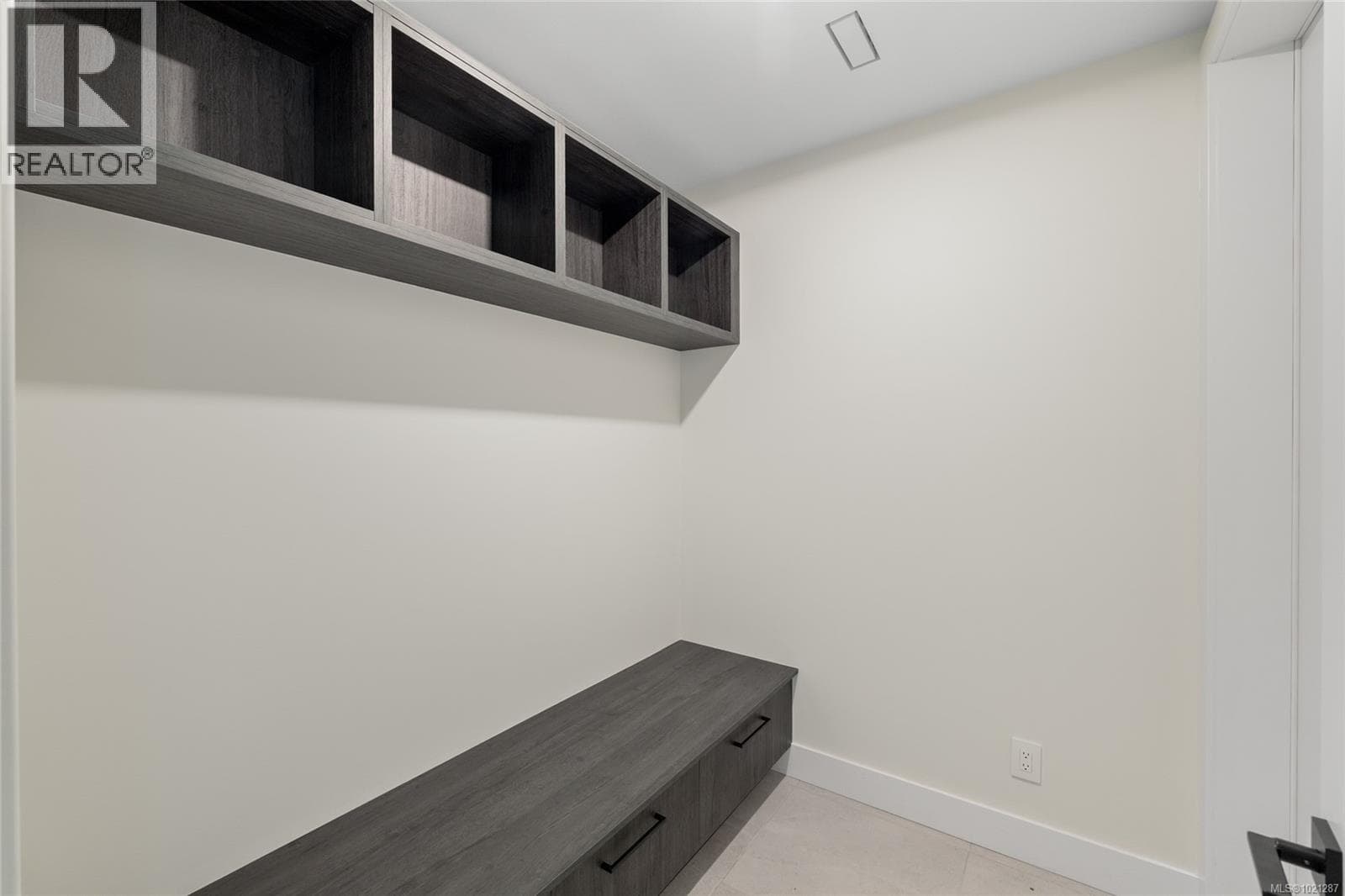 2293 Adela Pl, Victoria — photo 2