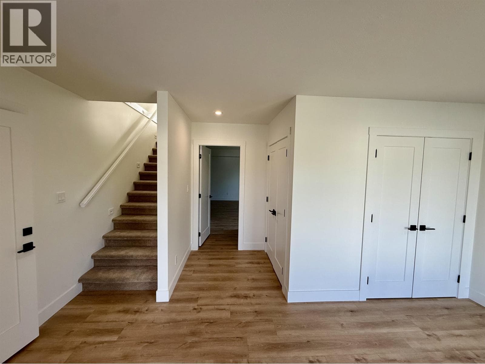 905 SPRUCE PLACE — photo 3