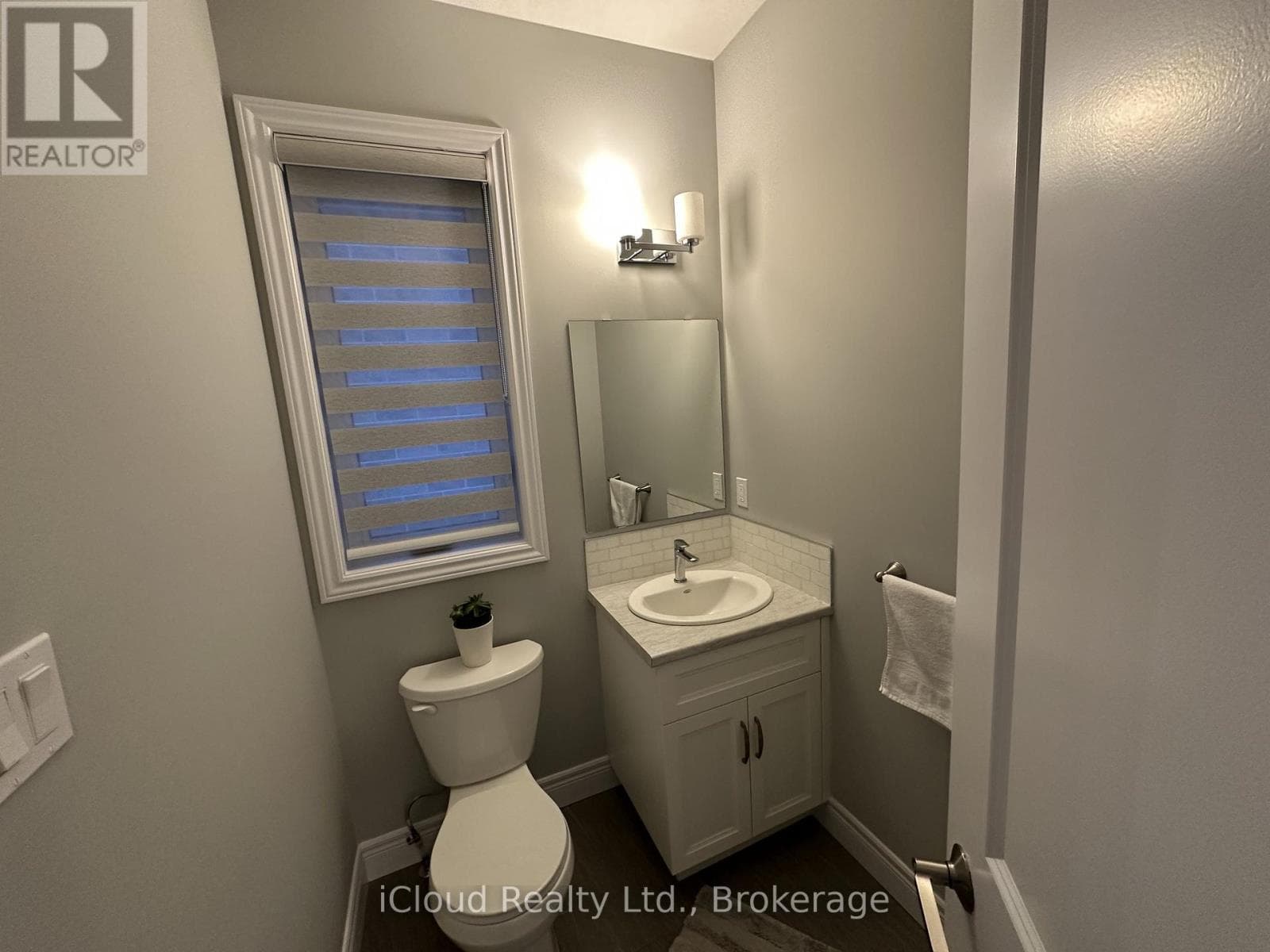 106 QUEENSGATE CRESCENT, Toronto — photo 2